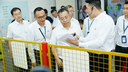 <b>普布顿珠在成都调研时强调大力发展技工教育</b>