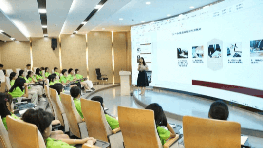 <b>明晰职业规划：酒店行业大咖走进成都新华</b>