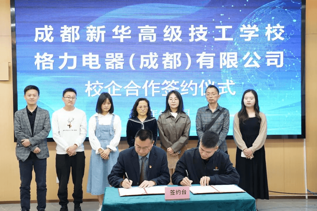 临近九月开学,初高中生扎堆来校