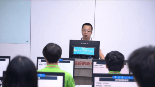 <b>我校李宗伟老师获省级表彰</b>