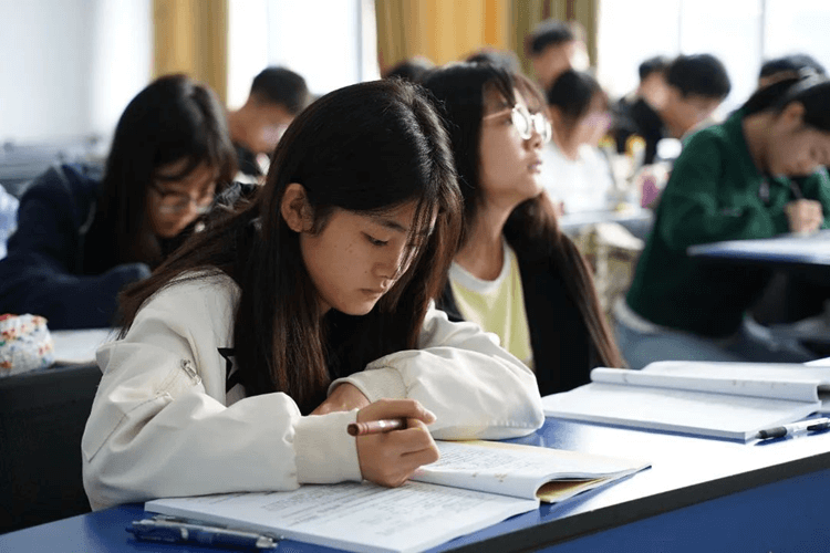 初中读不下去了,可以来成都新华学技能吗