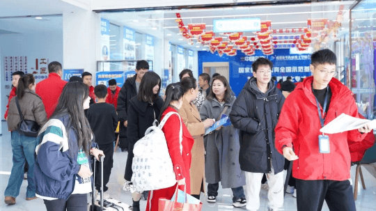 <b>春季首批新生报到日|直击成都新华报名现场,火爆</b>