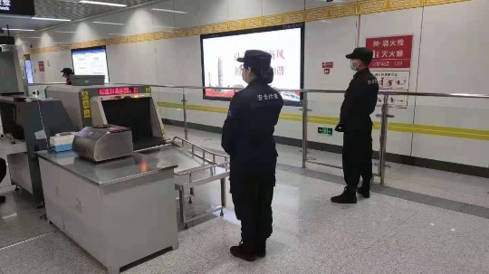 成都地铁安检员