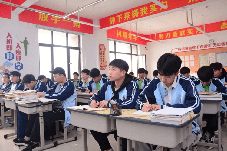 高一高二成绩不理想?成都新华助你升学就业两不误!