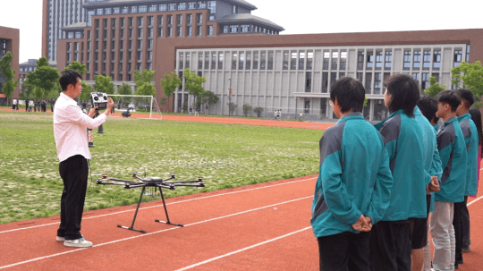 <b>成都新华无人机专业助你未来高飞</b>