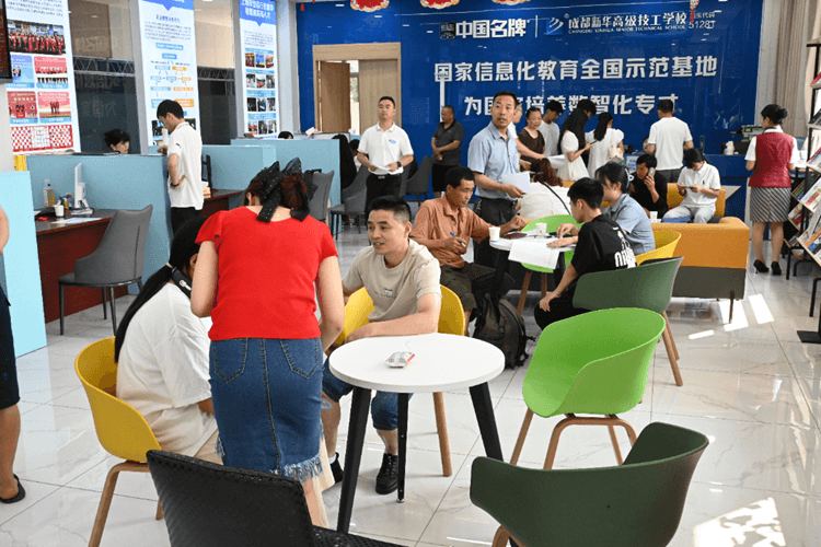报读手册|2025级新生报名入学答疑解惑看这里