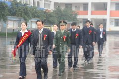 
								四川新华电脑学院新生军训汇演
							